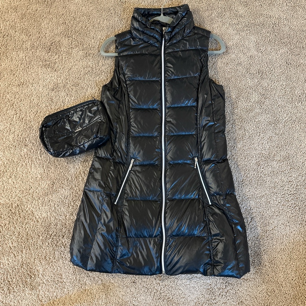 Anorak Sleek Black Puffer Vest with Matching Pouch
